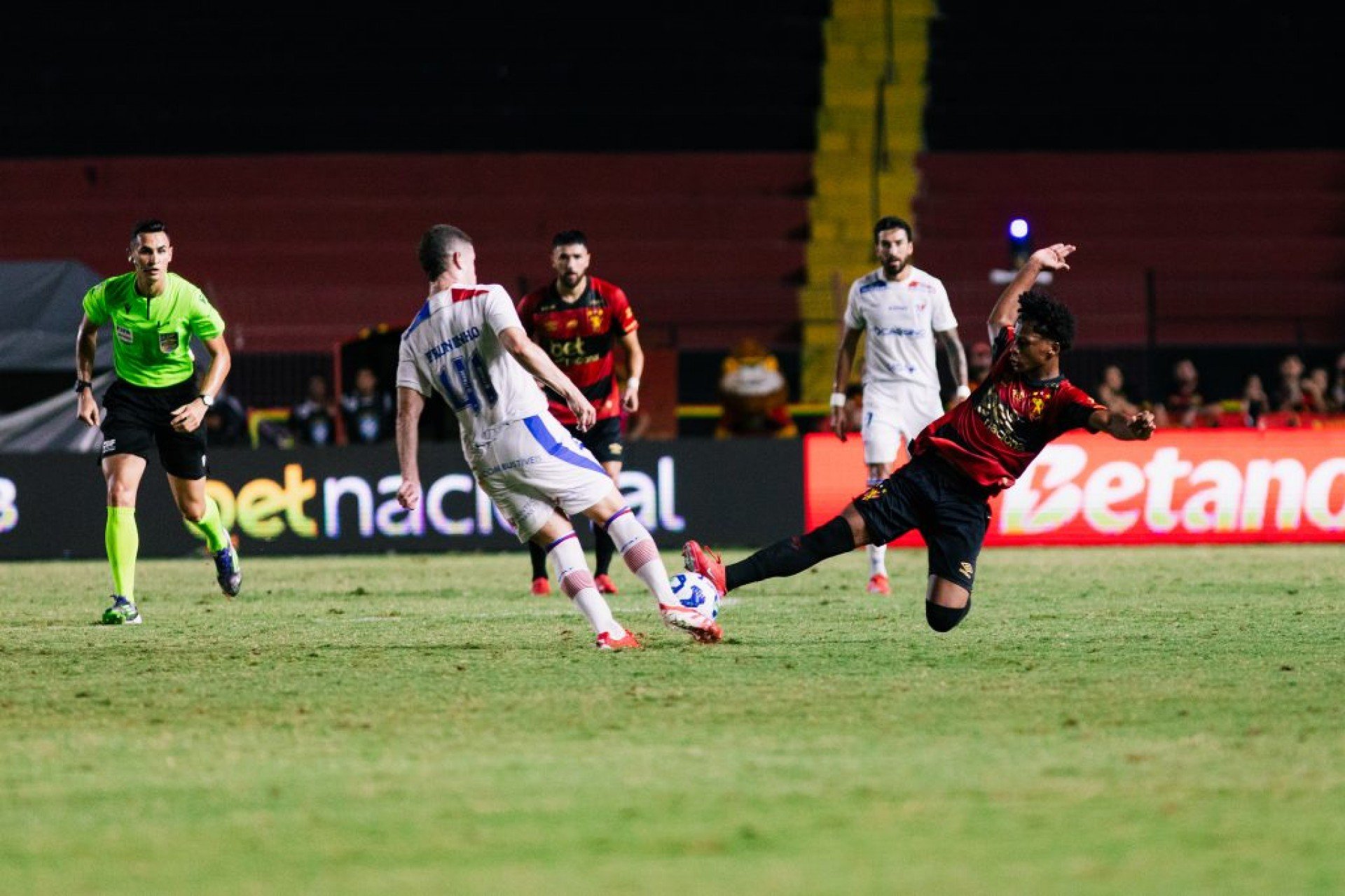 Árbitro anula gol de Pikachu após longa checagem no VAR