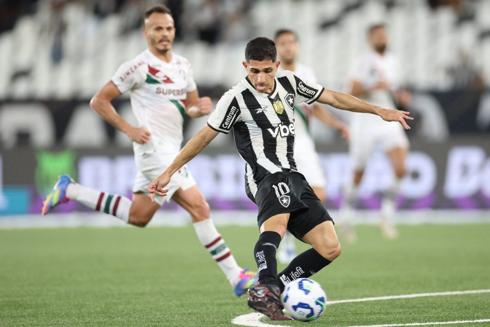 Após o apito final, o atacante Savarino falou com a imprensa sobre a importante vitória no clássico