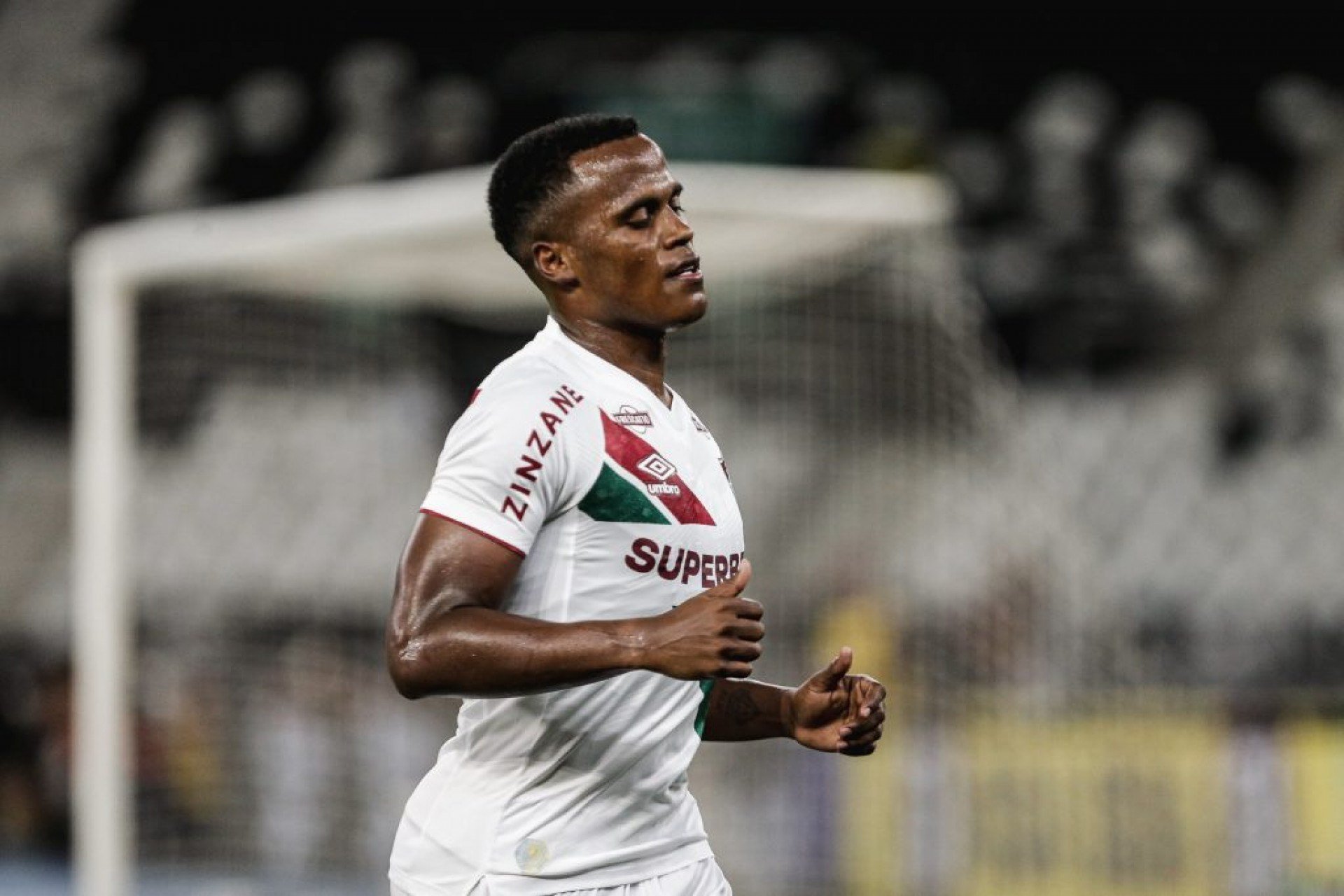 Abordado por um repórter do Sportv, o jogador demonstrou irritação com a abordagem da pergunta