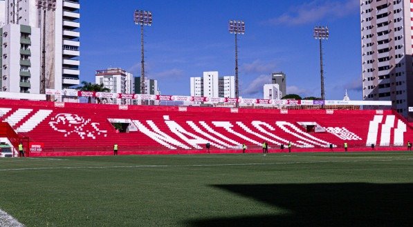 Imagem da arquibancada central do estádio dos Aflitos