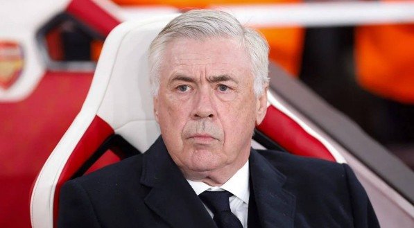 Carlo Ancelotti, técnico do Real Madrid, sentado no banco de reservas de um dos jogos da temporada