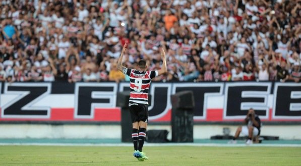 Thiago Galhardo em comemora&ccedil;&atilde;o de gol pelo Santa Cruz com a torcida coral