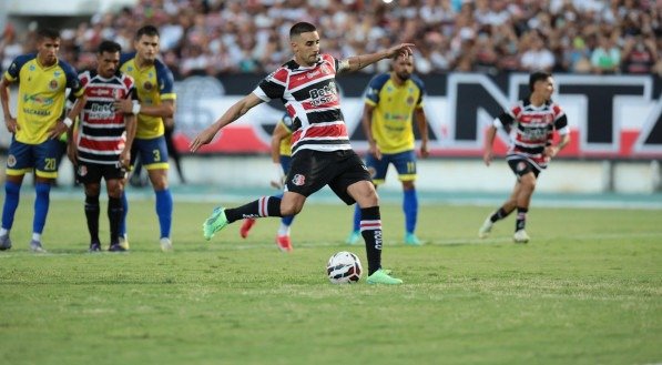 Thiago Galhardo na cobrança do pênalti que abriu o placar para o Santa Cruz sobre o Horizonte