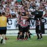 Thiago Galhardo em comemoração com os companheiros no primeiro gol marcado pelo Santa Cruz