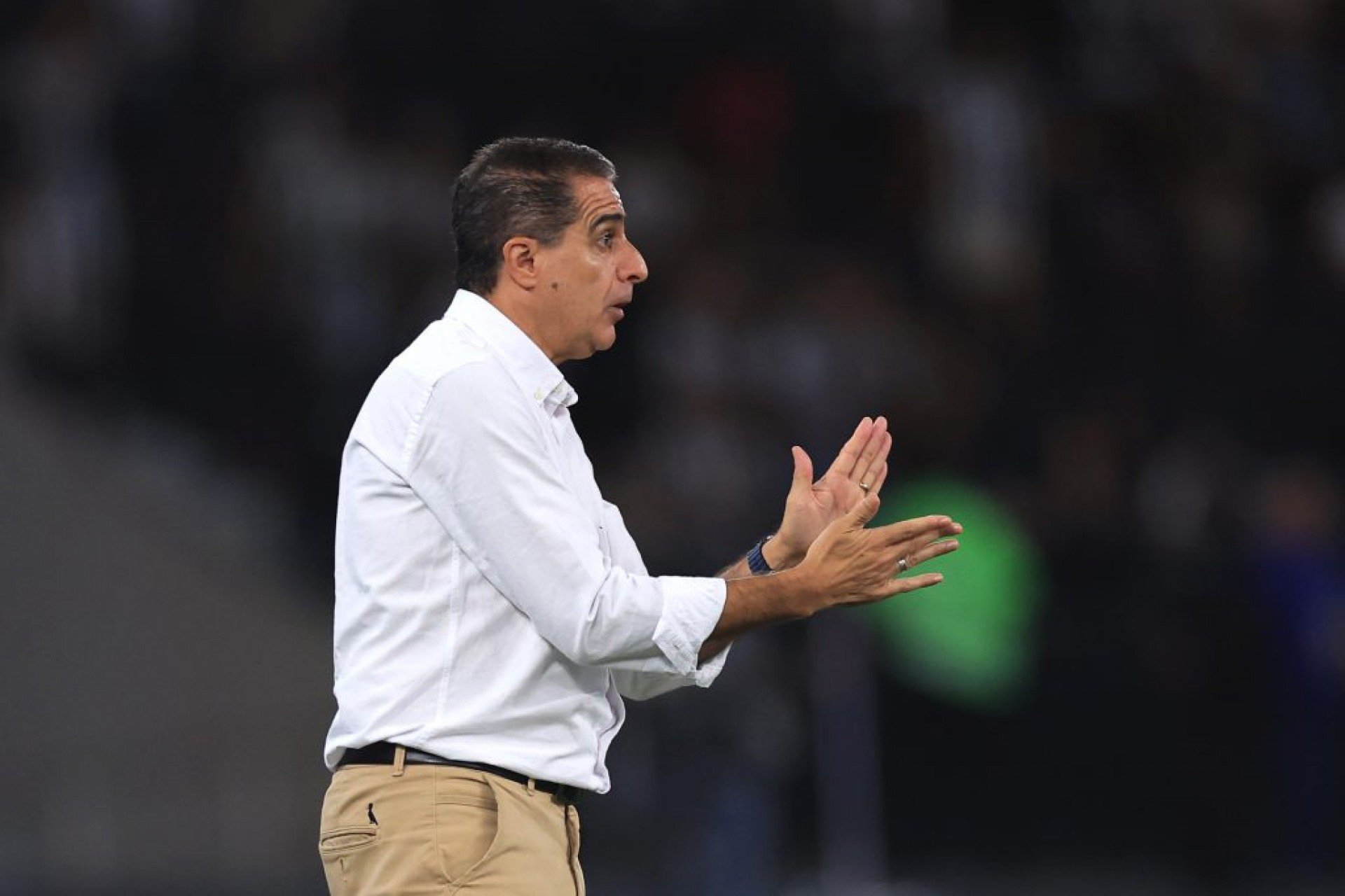 Com gols de Vitinho e Savarino, um em cada tempo, o Alvinegro fez 2 a 0 no Estádio Nilton Santos e chegou à sexta posição na tabela no início da rodada