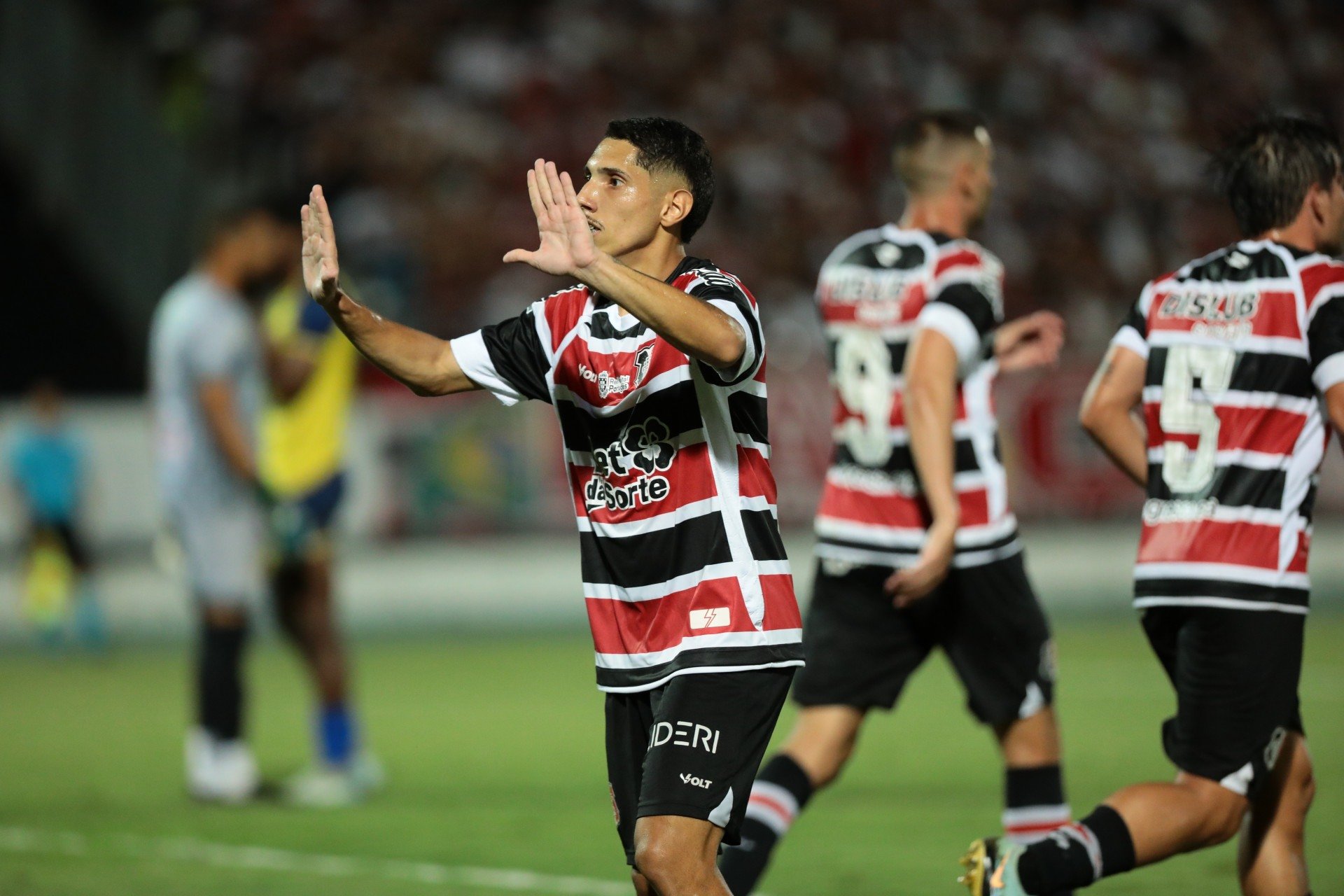 O Santa Cruz goleou o Horizonte por 4 x 0, neste domingo (27) no Arruda. Jogo válido pela segunda rodada da Série D do Campeonato Brasileiro.
