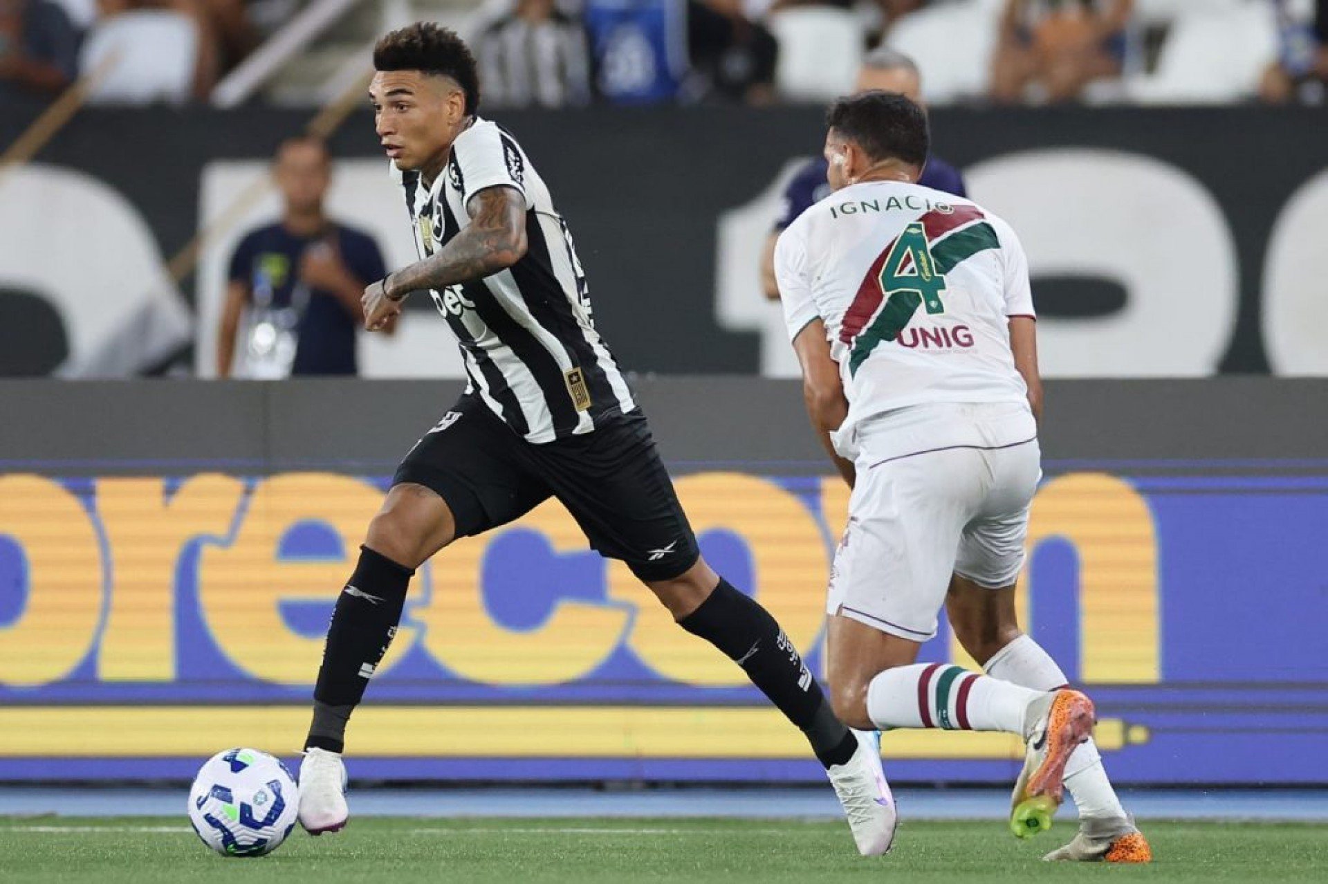 Botafogo vence o clássico com gols de Vitinho e Savarino