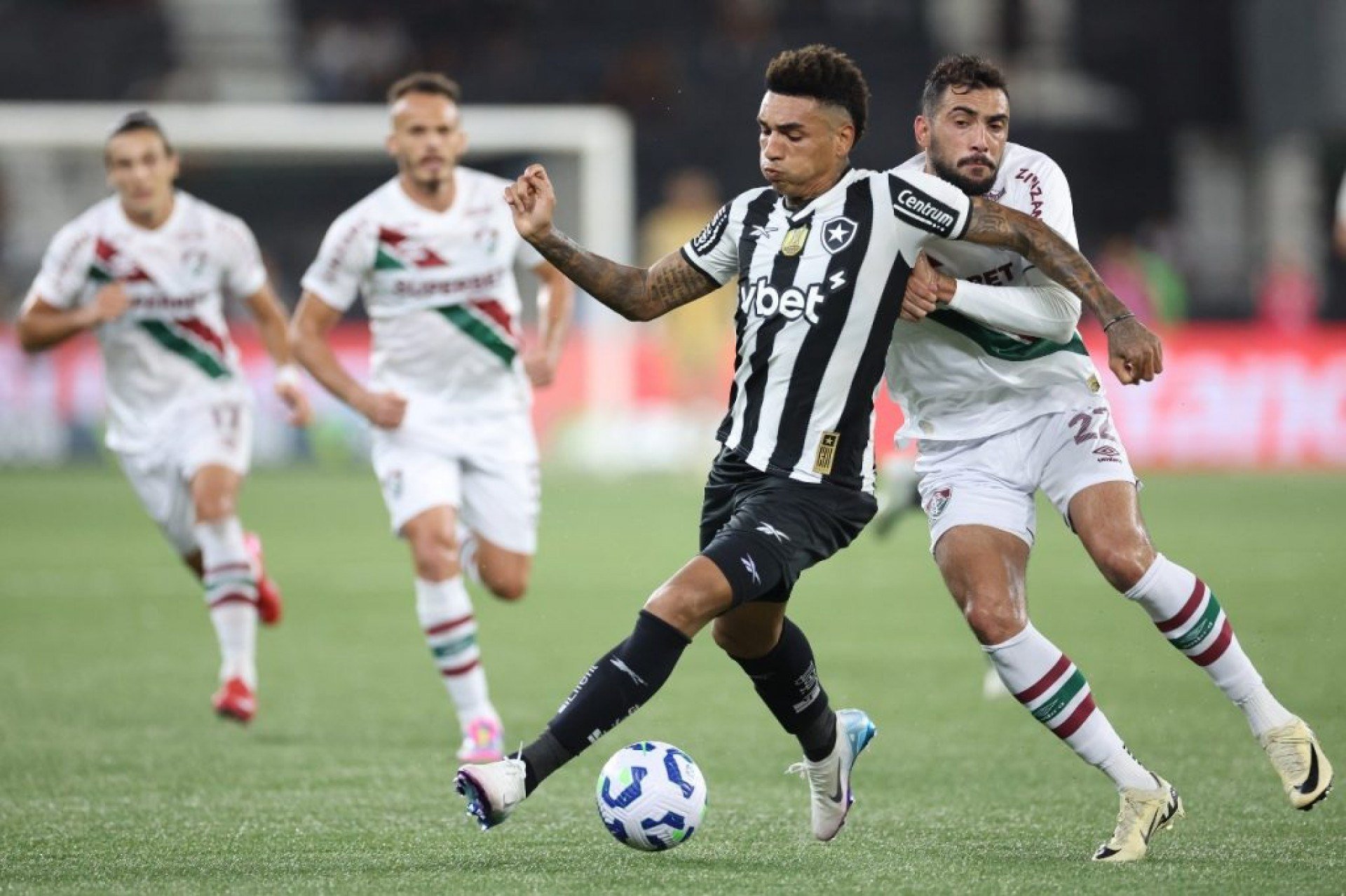 Equipe tricolor faz jogo ruim no Nilton Santos e é derrotada pelo rival por 2 a 0