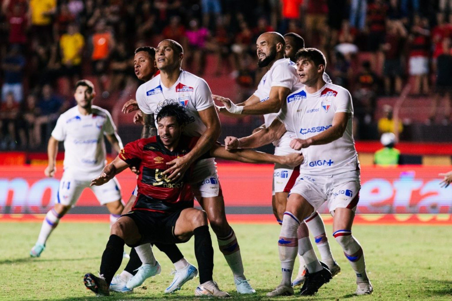 Empate sem gols entre Sport e Fortaleza foi marcado por polêmica.