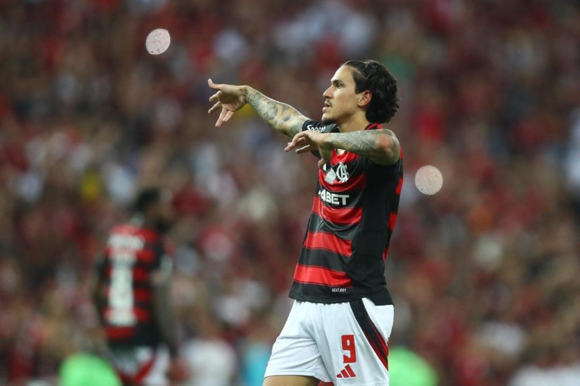 Rubro-negro passa pelo Timão com quase 70 mil pessoas no Maracanã e segue na disputa na parte de cima da tabela; Corinthians espera por Dorival