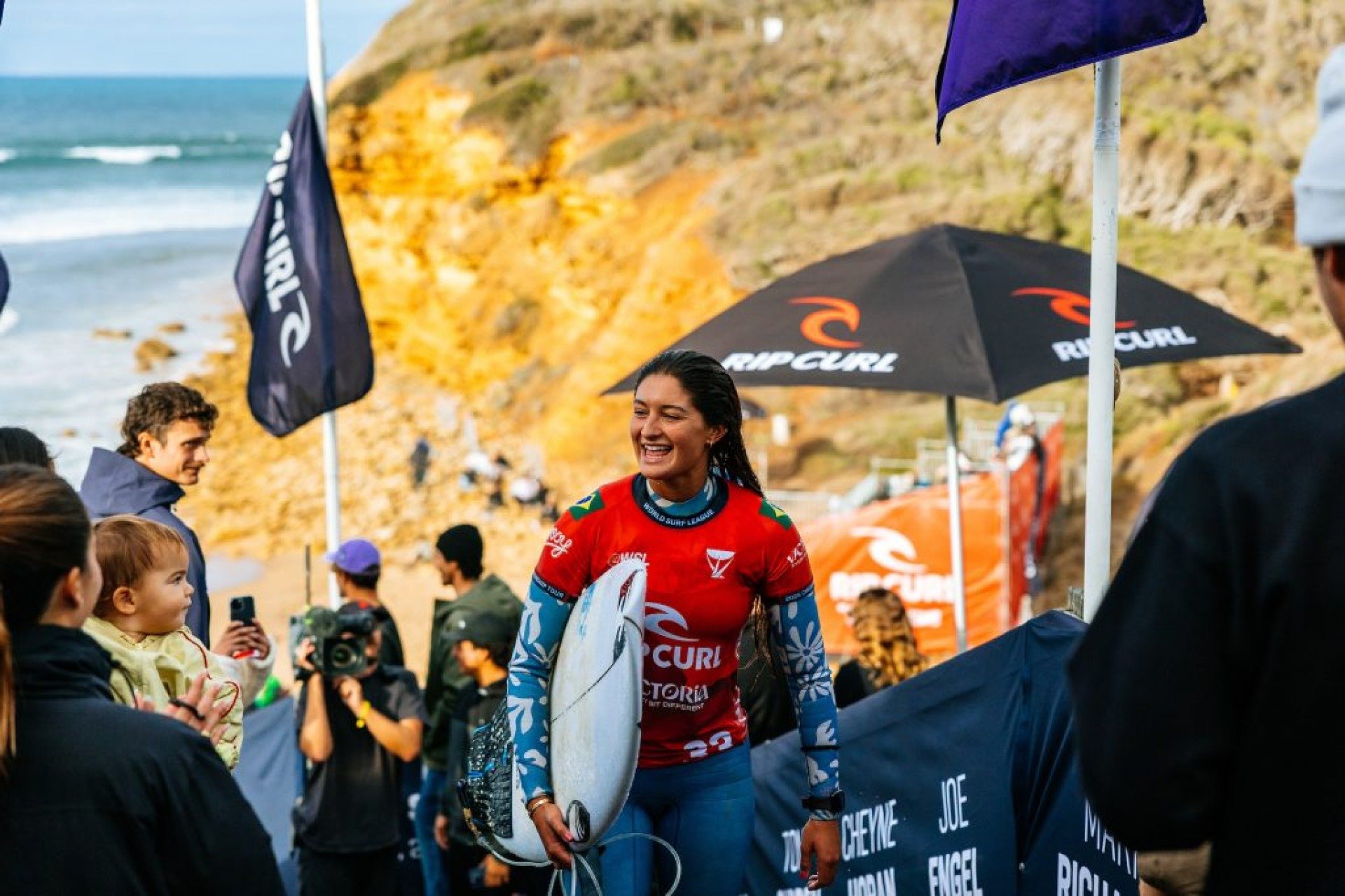 A única brasileira na elite do surfe fez história e foi vice-campeã em Bells Beach. Luana Silva deu um salto no ranking com os pontos conquistados na Austrália.