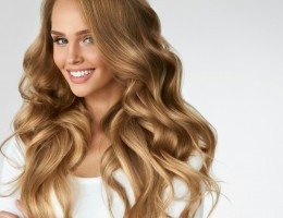 Mulher com cabelo comprido e ondulado