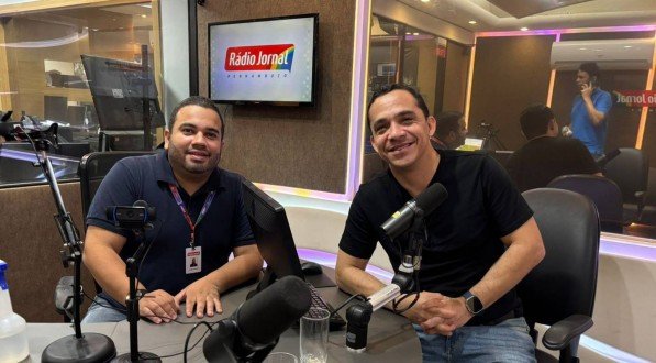 Allan Araújo no estádio da Rádio Jornal ao lado de João Victor Amorim, apresentador do Fórum Esportivo