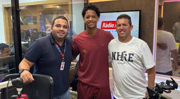 João Victor Amorim (E), Zé Lucas (C) e o pai Paulinho (D) no estúdio da Rádio Jornal