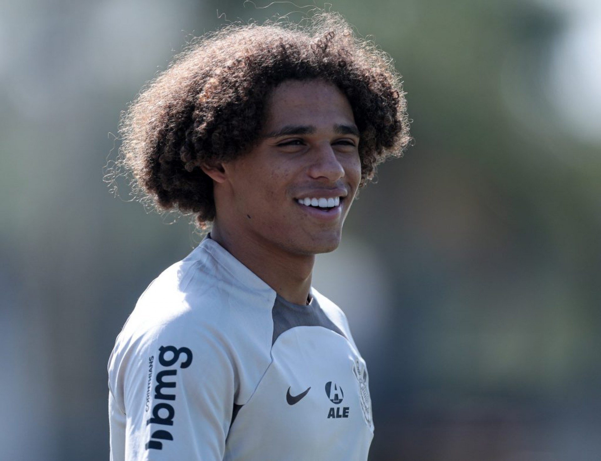 Jogador entrou em campo em 30 oportunidades pelo profissional do Timão. Ele já estava emprestado ao clube árabe e, agora, assina em definitivo.