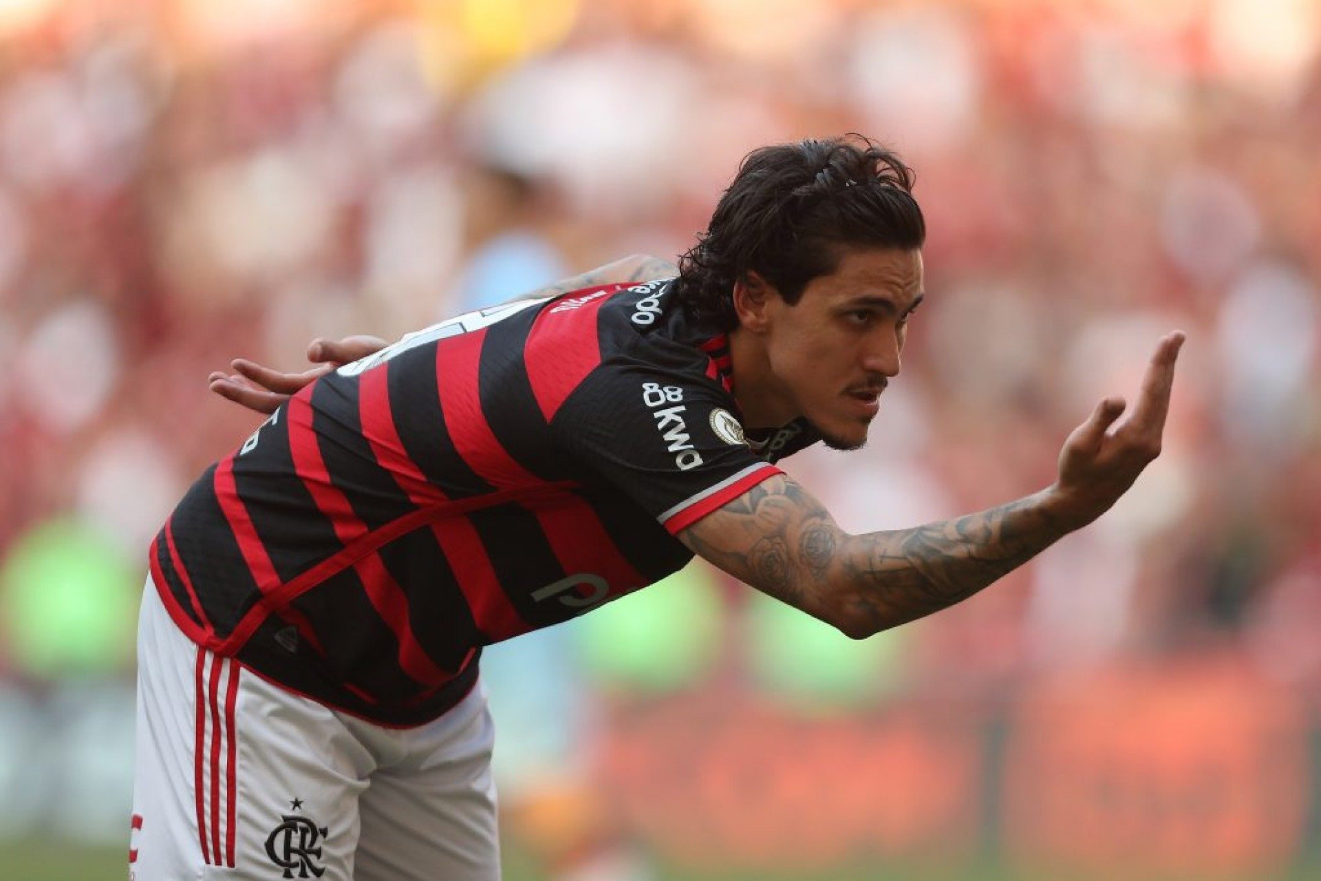 Atacante marca dois gols e deu uma assistência para Arrascaeta em sua volta aos 11 titulares.