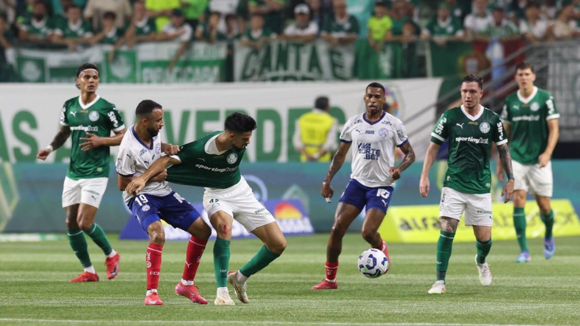 Palmeiras e Bahia fazem jogo equilibrado, mas gol no fim acaba com a invencibilidade de 9 jogos da equipe Alviverde