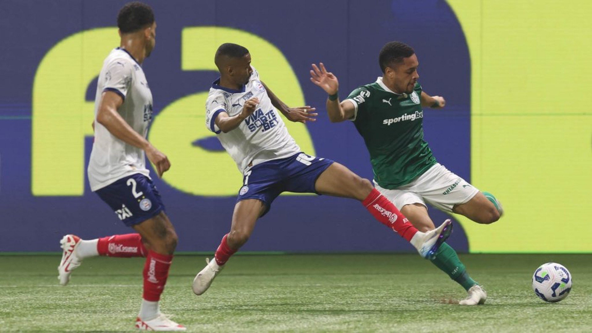 Vitor Roque segue sem marcar com a camisa do Palmeiras, mas segue sendo bastante elogiado pela por sua garra dentro de campo.