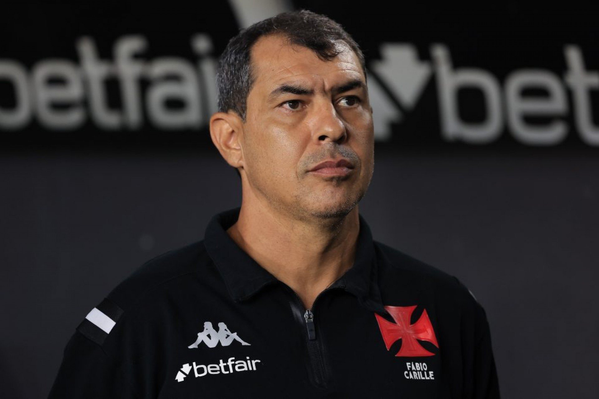 Decisão ocorre após sequência de resultados negativos; treinador deixa o clube com 9 vitórias em 21 jogos