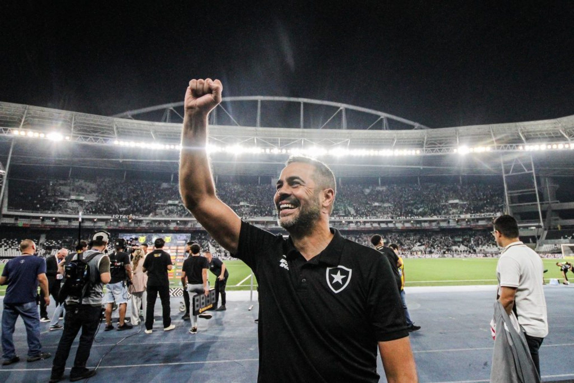 O treinador Arthur Jorge, atualmente no Al Rayyan, do Catar, teria terminado seu casamento de 30 anos com Maria Marques após ela descobrir uma suposta traição com Hanna Santos, neta de Nilton Santos e ex-funcionária da Botafogo TV, segundo o portal Léo Dias. A relação entre Arthur e Hanna teria começado antes da final da [&amp;#8230;]