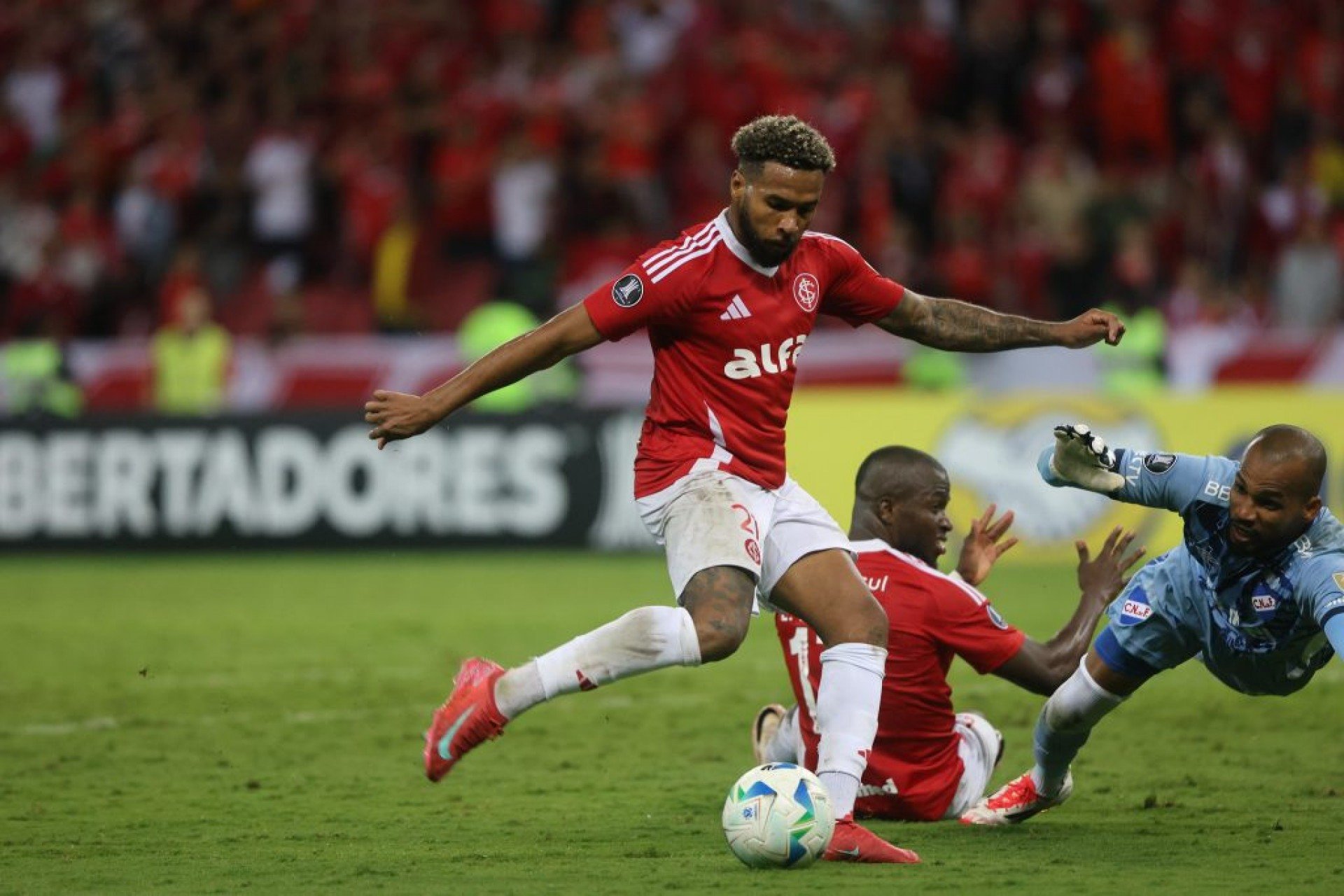 Duelo reúne a força de um gigante e a esperança de um estreante na competição nacional