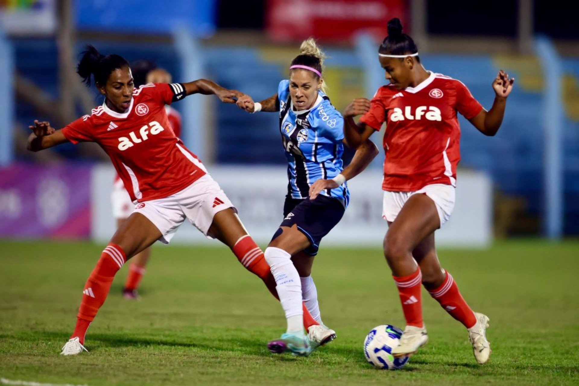 No clássico gaúcho, Grêmio e Internacional ficaram na igualdade em 2 a 2