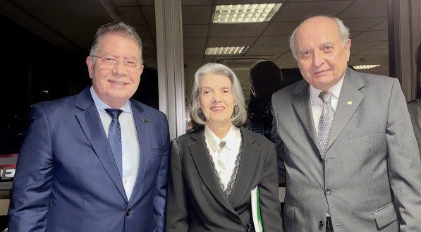 A ministra Cármen Lúcia, do STF, durante evento na Fiepe, ladeada pelo presidente Bruno Veloso e o desembargador Cândido Saraiva