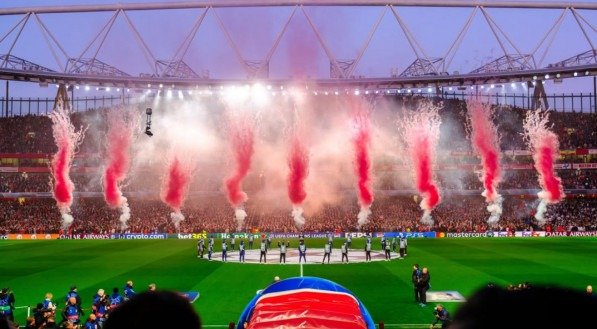 Show da torcida no Emirates Stadium pela Champions League