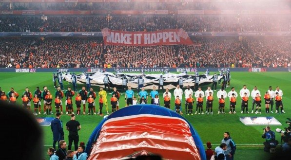 Times em campo no Emirates Stadium pela Champions League