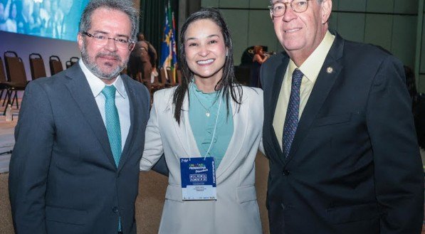 Os presidentes Valdecir Pascoal (TCE), Ingrid Zanella (OAB) e Álvaro Porto (ALEPE), no Congresso Pernambucano de Municípios, no Centro de Convenções