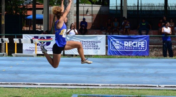 Atleta universitária de Salto a Distância competindo nos Jogos Universitários de Pernambuco (JUPs)