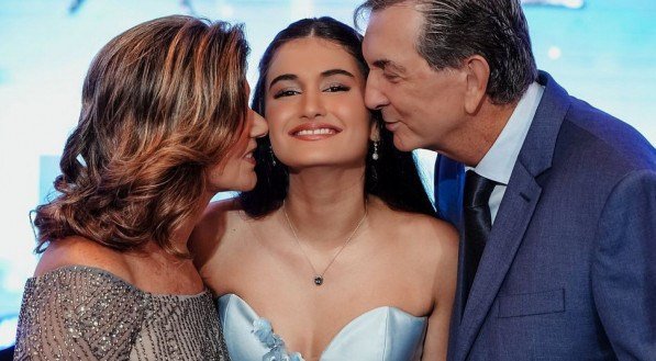 Na sua festa de 15 anos, Marina Aguiar é cumprimentada pelos avôs Maria e Luís Guilherme Pontes