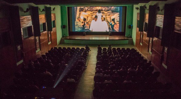 Imagem de exibição de filme na Mostra