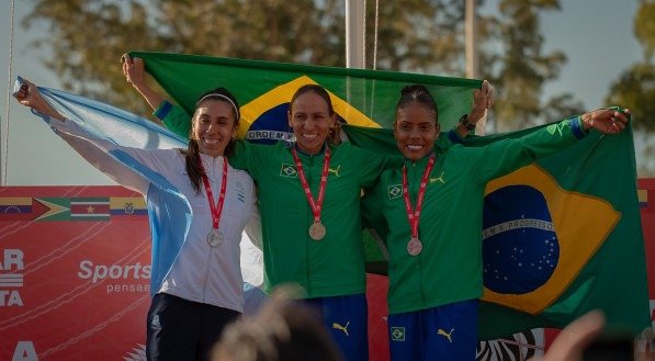 Mirelle Leite (D) e Tatiane Raquel da Silva (C) representaram o Brasil no pódio do Campeonato Sul-Americano Adulto de Atletismo
