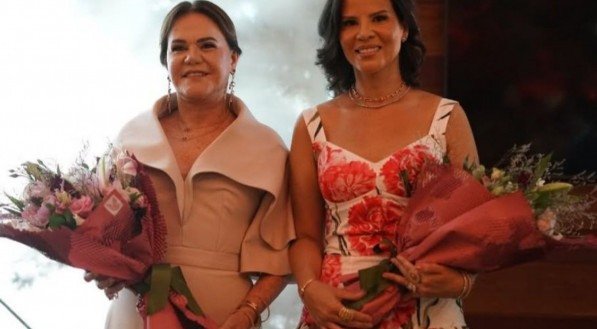 Imagem de Sandra Paes Barreto e Amanda Campos, recebendo homenagem do Dia das M&atilde;es