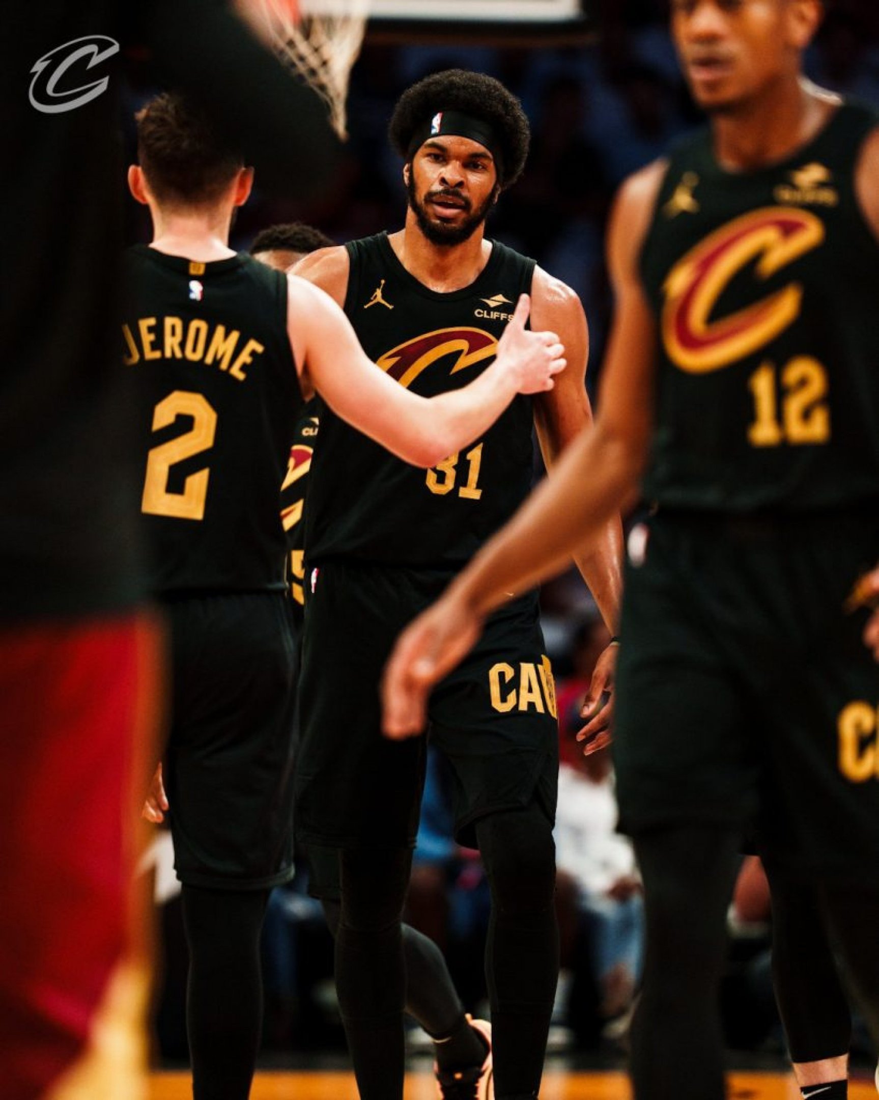 Dois jogos marcaram mais uma rodada dos playoffs da NBA nessa segunda-feira (28). Com direito a classificação dos Cavaliers e vitória dos Warriors. Líder da Conferência Leste, o Cleveland Cavaliers garantiu a sua classificação para a próxima fase dos playoffs. Jogando fora de casa, a equipe venceu com tranquilidade o Miami Heat, pelo placar de [&amp;#8230;]