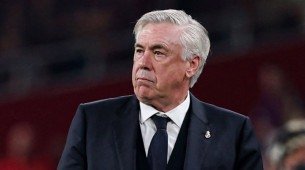 Carlo Ancelotti com expressão de seriedade durante jogo