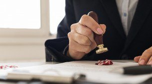 Pessoa usando um lacre de cera em um certificado