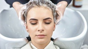 Mulher lavando o cabelo