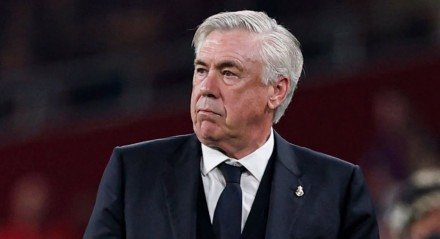 Carlo Ancelotti com expressão de seriedade durante jogo