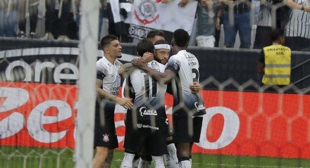 Jogadores do Corinthians abraçados em comemoração de gol