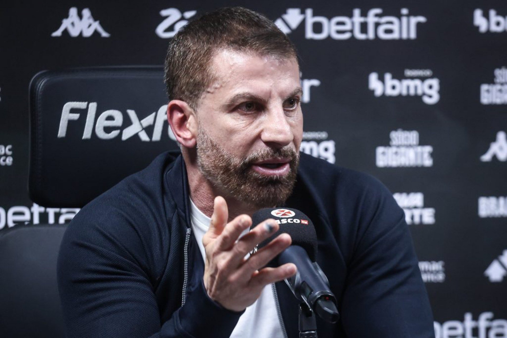 Trocas sucessivas de técnicos no Vasco refletem a instabilidade vivida pelo clube.