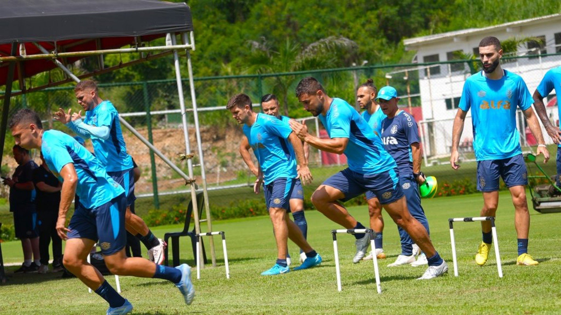 O Grêmio finalizou a preparação para o confronto desta quarta-feira (30) pela terceira fase da Copa do Brasil. A última atividade da equipe foi comandada pelo técnico Mano Menezes no Barradão, estádio do Vitória, diferentemente do que ocorreu na última segunda (28). Em nota oficial, o Imortal informou que o trabalho iniciou com aquecimento seguido [&amp;#8230;]