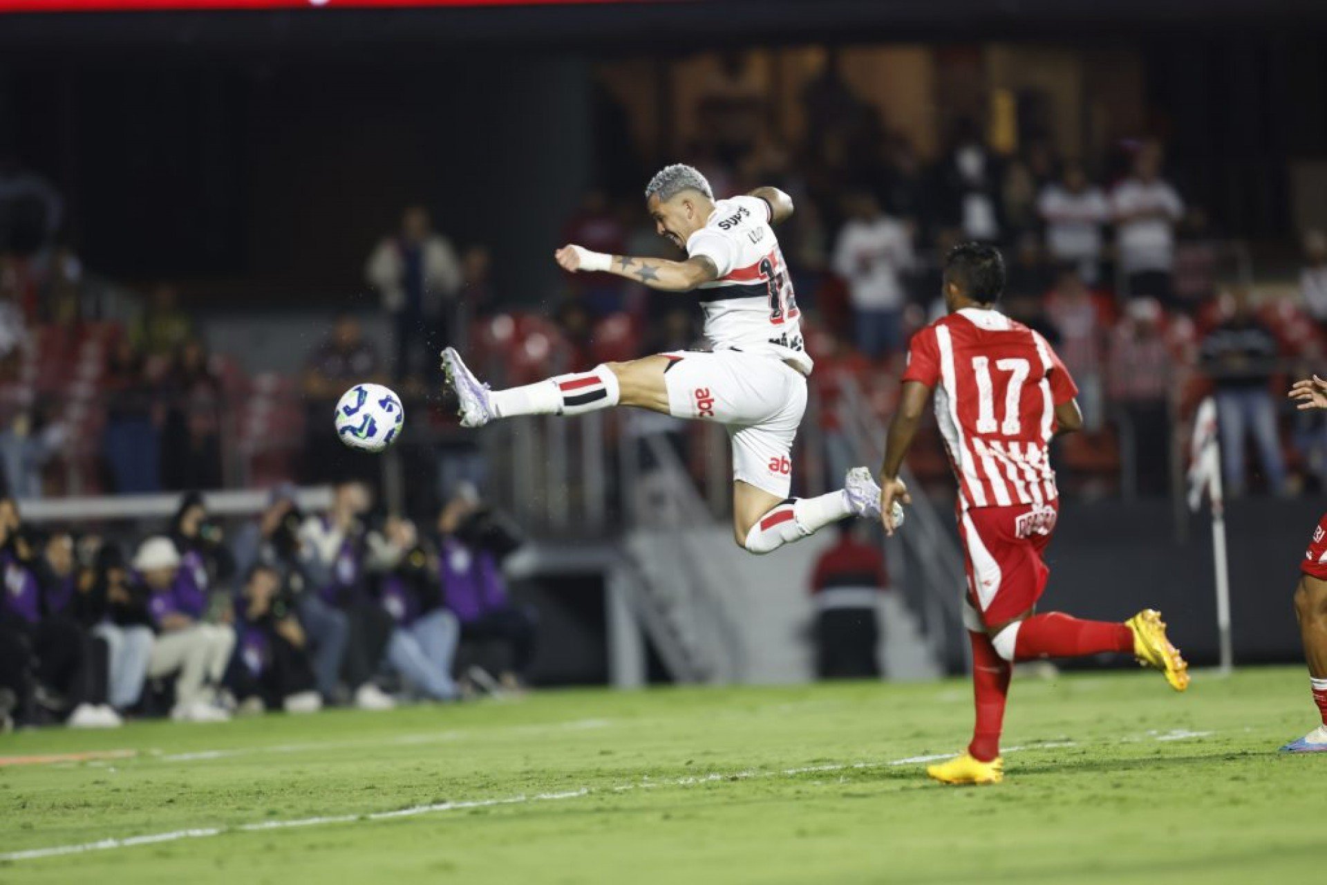 Luciano anotou os 2 gols da vitória São-paulina. 