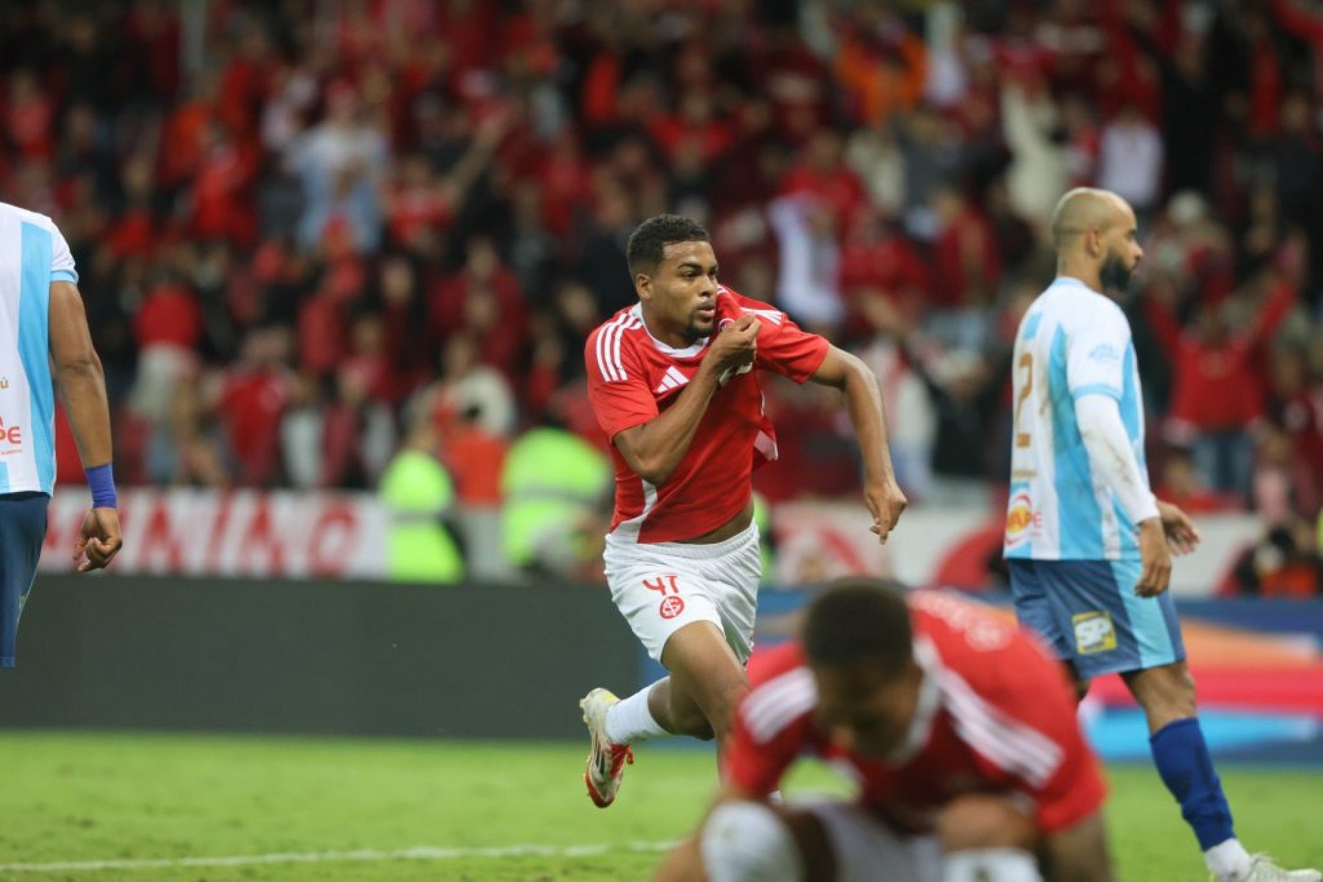 Colorado garante 1 a 0 no Beira-Rio e abre vantagem na terceira fase da competição