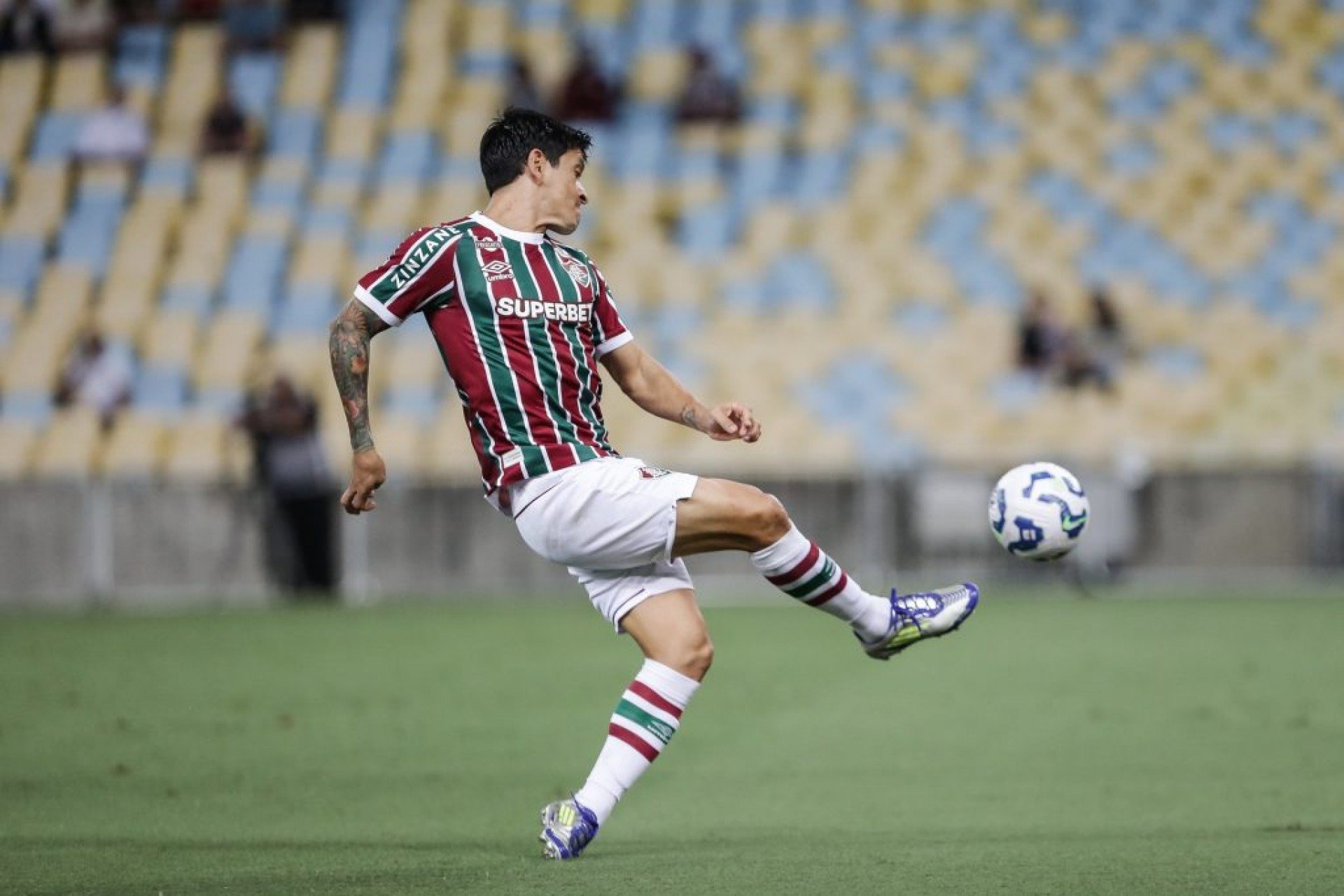 O lance aconteceu logo aos seis minutos do primeiro tempo. Após cruzamento de Keno na área, Cano e o zagueiro Lucas Rocha subiram para disputar a bola