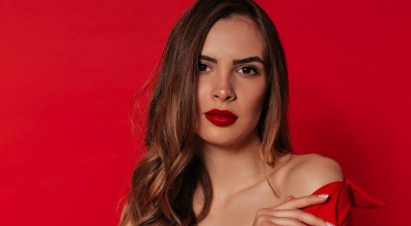 Cherry beauty: Tendência das passarelas ganha destaque na maquiagem
