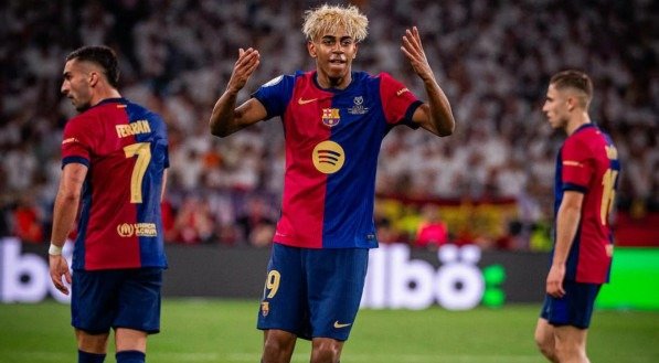Lamine Yamal celebrando gol do Barcelona na temporada