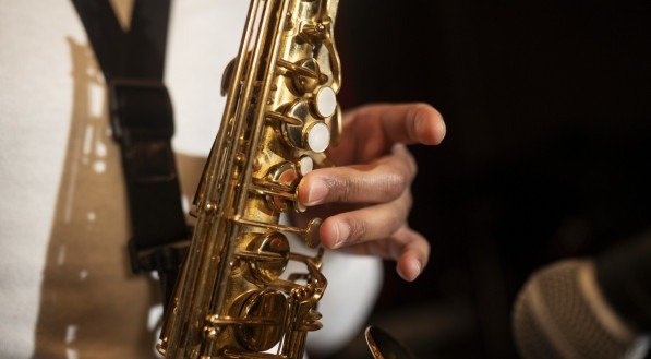 Imagem ilustrativa de pessoa tocando saxofone