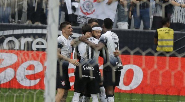 Jogadores do Corinthians abraçados em comemoração de gol